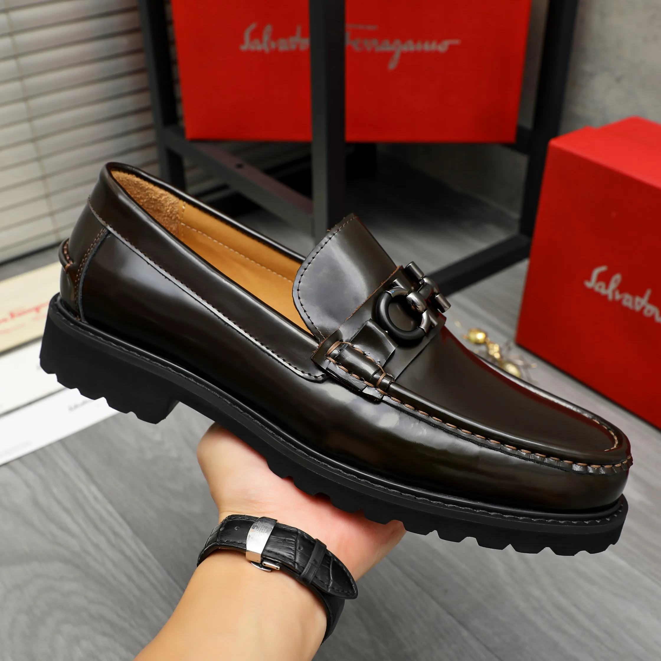 Men's shoes 💰442 Product trademark: Ferragamo "Ferragamo" business formal leather shoes Regular size: 38-46 (45.46 custom-made and non-returnable) Product materials: Selected pearlescent cowhide upper, cowhide lining, non-slip rubber outsole